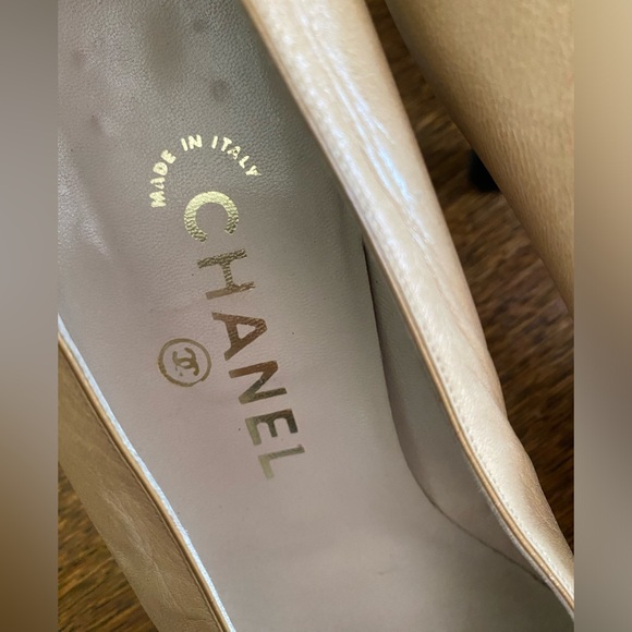 CHANEL Vintage Classic Cap Toe Two Toned Leather Kitten Heels Pumps | Size 9 - Picture 3 of 7